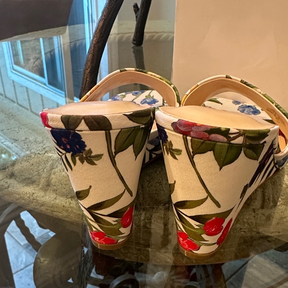 $95 Nine West Floral Wedge Sandals - Red and Green Sz 8 New In Box - Picture 9 of 16